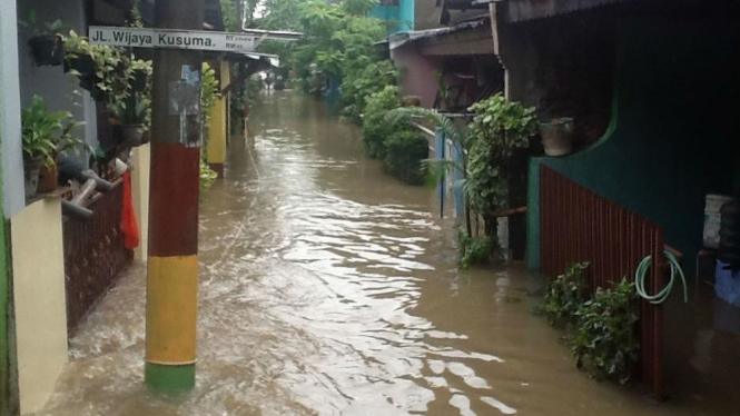 Banjir menerjang pemukiman warga di Cipinang Melayu, Jakarta Timur. 
