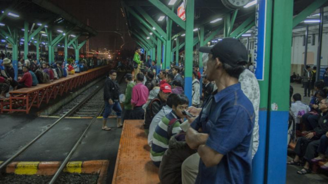 Penumpang menunggu KRL Commuter line di Stasiun Manggarai, Senin (9/2) malam