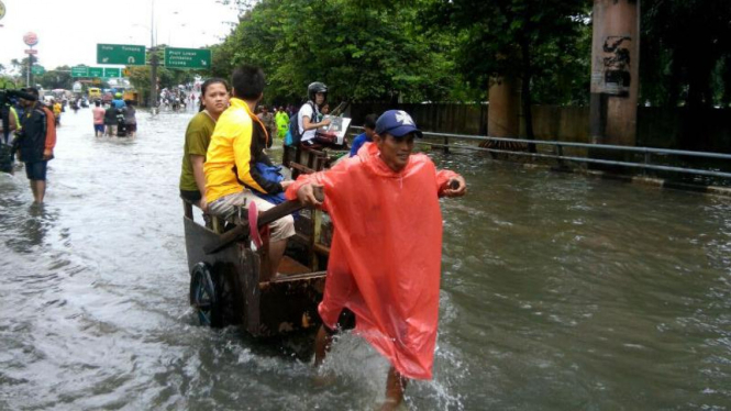 Tarif Ojek Gerobak Banjir Rp50 Ribu per 200 Meter