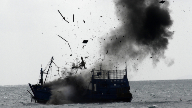 Kapal milik nelayan asal Thailand diledakkan di Selat Dempo, Kepri, Senin (9/2/2015).