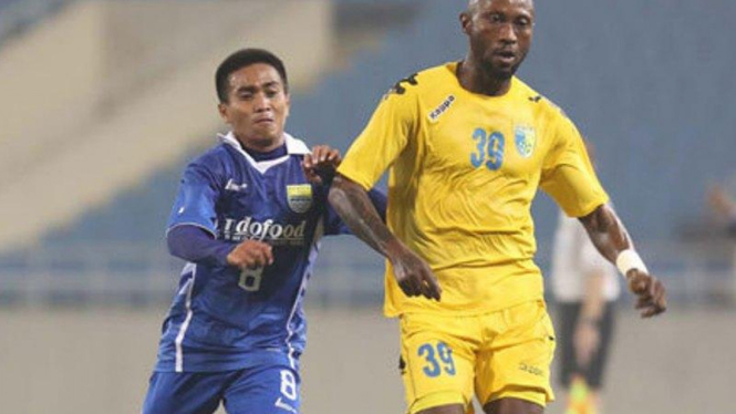 Pemain Persib Bandung, M Taufiq, saat hadapi Hanoi T&T