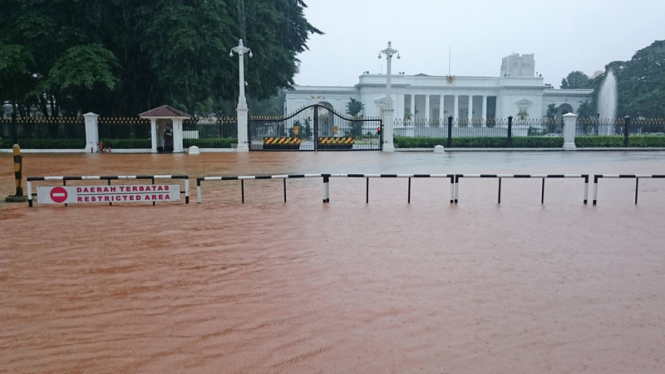 Banj Banjir merendam jalan di depan Istana Merdeka, Jakarta Pusat, beberapa waktu lalu.