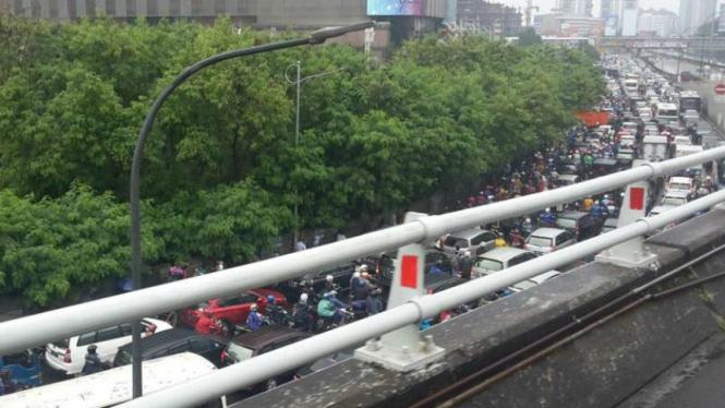 Macet parah dari Tomang menuju Grogol akibat banjir