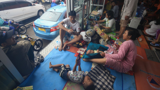 Banjir Belum Surut Paksa Warga Cengkareng Mengungsi ke halte Transjakarta