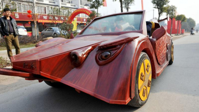 Mobil kayu berbentuk naga karya petani Tiongkok