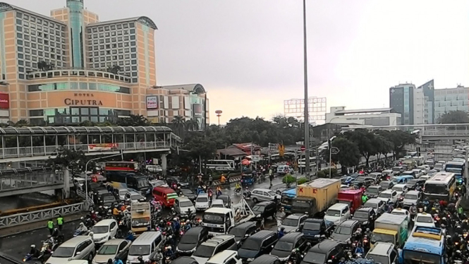  Mobil Mogok Terjebak Banjir di Depan Kampus Trisakti dan Untar