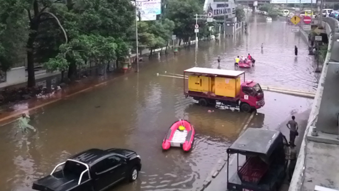 Mobil Mogok Terjebak Banjir di Depan Kampus Trisakti dan Untar