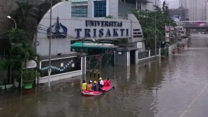 Mobil Mogok Terjebak Banjir di Depan Kampus Trisakti dan Untar