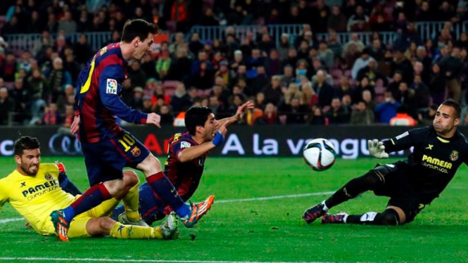 Lionel Messi saat membobol gawang Villarreal
