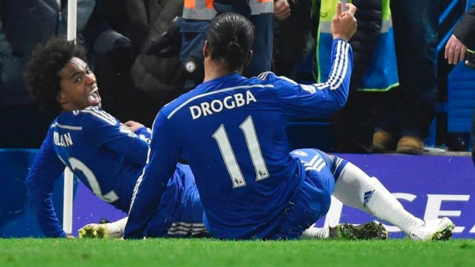 Pemain Chelsea, Willian, merayakan golnya dengan Didier Drogba