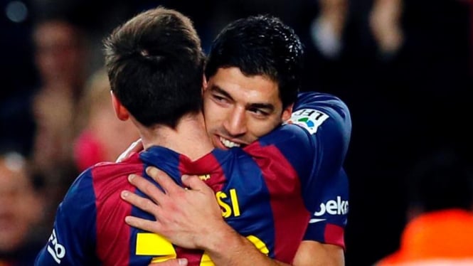 Pemain Barcelona, Luis Suarez memeluk Lionel Messi