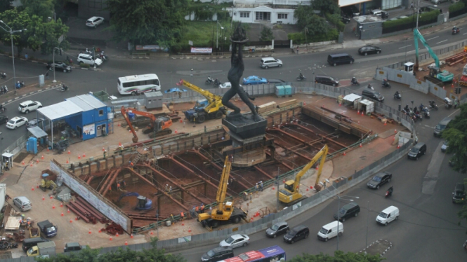 Suasana pembangunan infrastruktur di jalan Sisingamangaraja, Jakarta