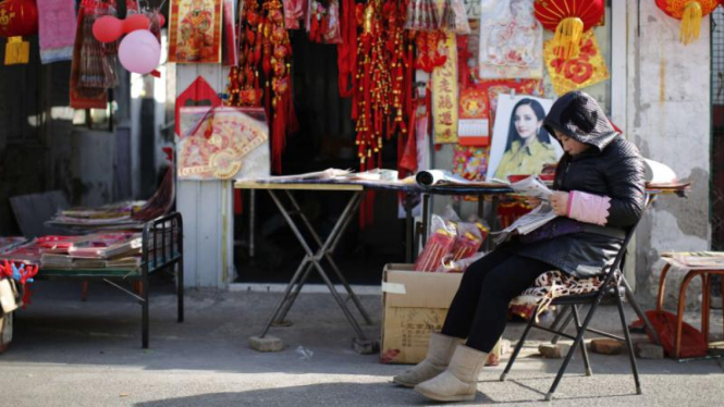 Penjual dekorasi tradisional di China jelang Imlek