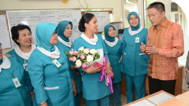 perawat wanita mendapatkan proteksi kecelakaan senilai 50 juta rupiah