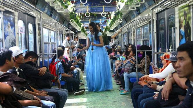 cinderella bagikan bunga di dalam kereta