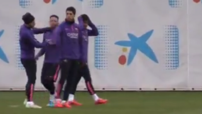 Luis Suarez saat kesal pada Javier Mascherano di latihan Barcelona