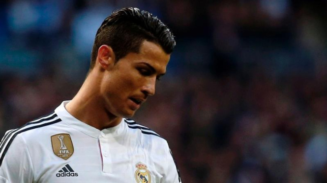 Pemain Real Madrid, Cristiano Ronaldo, usai gagal cetak gol.