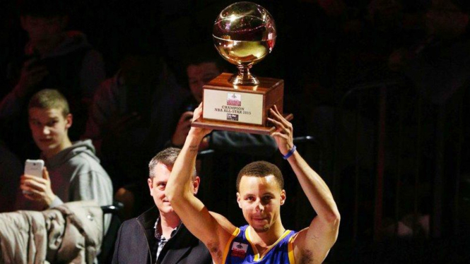Bintang Golden State Warriors, Stephen Curry menjuarai kontes tembakan 3-poin