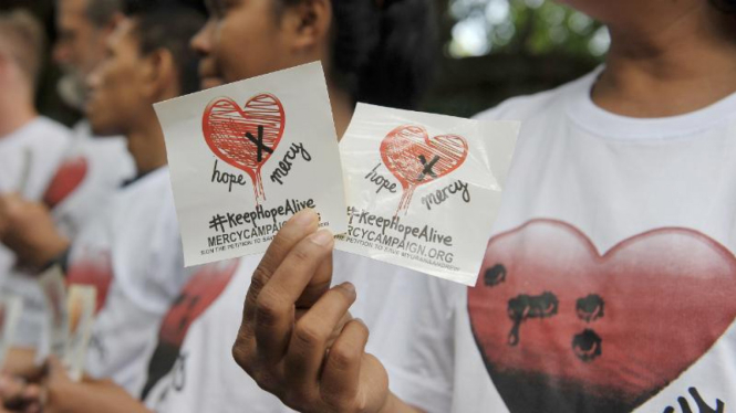 Stiker dukungan dua terpidana mati Bali Nine di Bali, Sabtu (31/1). 