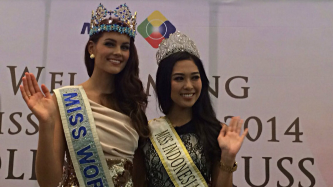 Miss Indonesia 2014 Maria Rahajeng dan Miss World 2014 Rolene Straus
