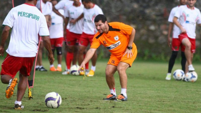 Pelatih Persipura Jayapura, Osvaldo Lessa (oranye)