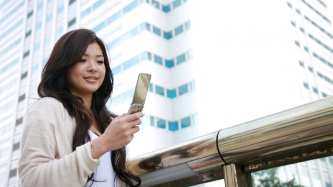Ilustrasi wanita pakai ponsel lipat di Jepang