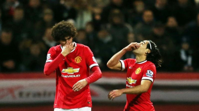 Dua pemain Manchester United, Marouane Fellaini dan Falcao pada laga Piala FA