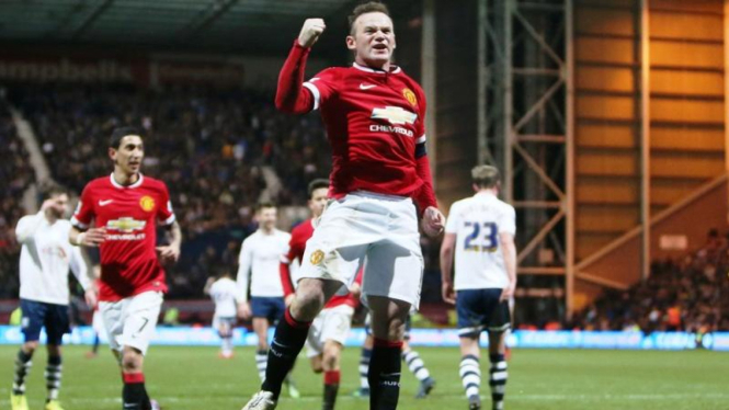 Kapten Manchester United, Wayne Rooney merayakan gol ke gawang Preston
