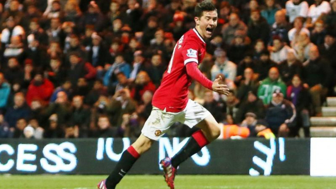 Gelandang Manchester United, Ander Herrera merayakan gol