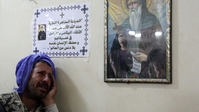 Isak Tangis Keluarga Korban Kristen Koptik Mesir