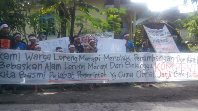Aksi demo warga di empat desa di Kabupaten Sleman, Selasa 17 Februari 2015