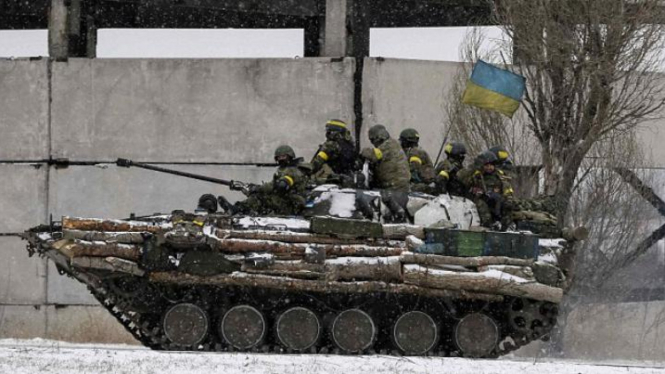 Militer Ukraina dengan tank saat berhadapan dengan militer Rusia.