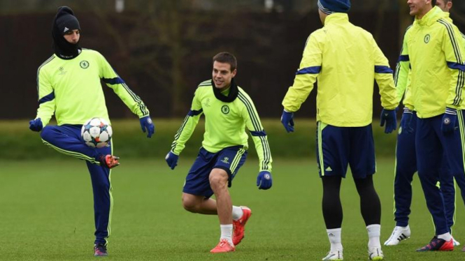 Pemain Chelsea, Cesc Fabregas, dalam sesi latihan.