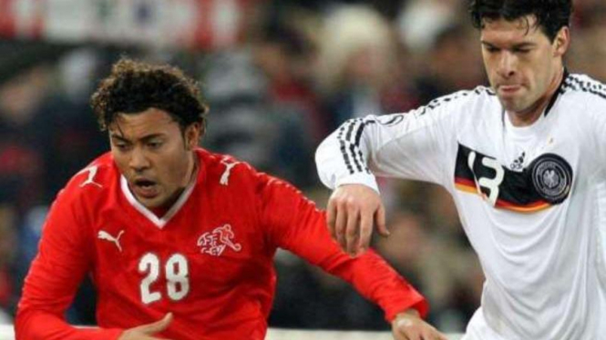 Johan Vonlanthen saat berjibaku lawan Michael Ballack di Euro 2004.