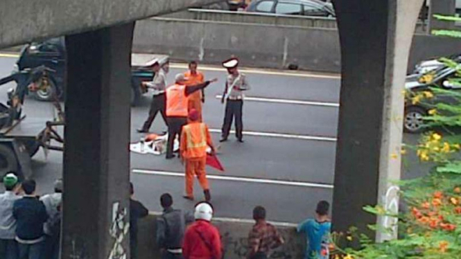 Bunuh diri lompat jalan tol