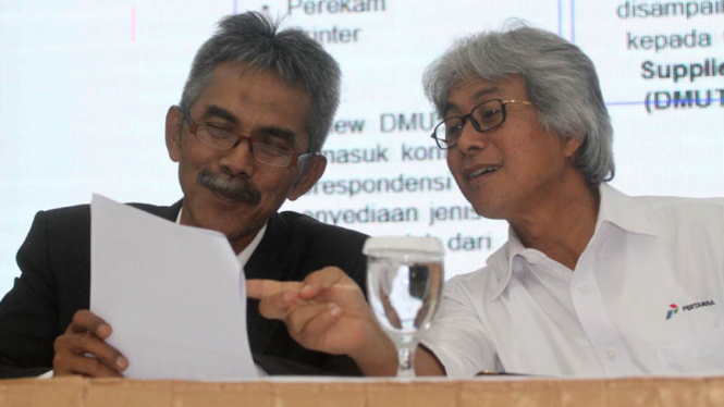 Direktur Utama PT Pertamina (Persero) Dwi Soetjipto (kanan) memberikan keterangan