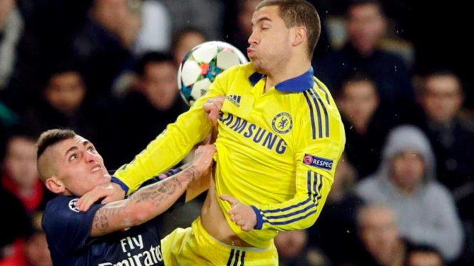 Duel antara pemain PSG, Marco Verratti dan pemain Chelsea, Eden Hazard