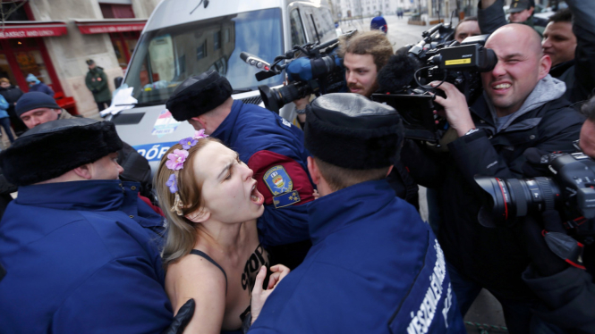 Menolak Kedatangan Putin Demonstran Telanjang Dada
