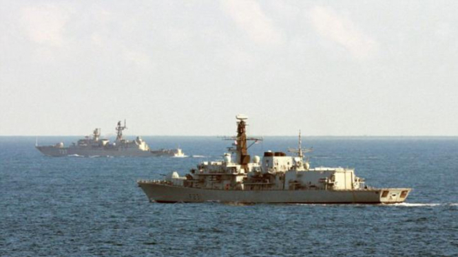HMS Argyll (kanan) membuntuti kapal perang Rusia (kiri)