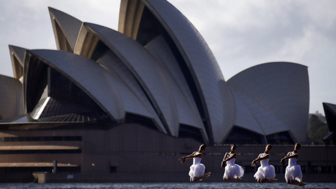 Penampilan Balerina di  Depan Opera House Sydney dan Harbour Bridge