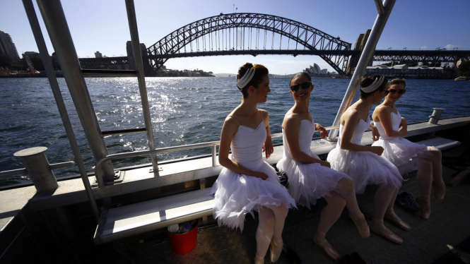Penampilan Balerina di  Depan Opera House Sydney dan Harbour Bridge