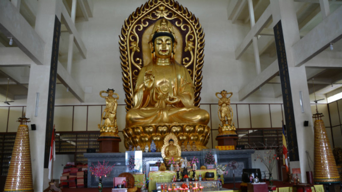 Patung Buddha di Vihara Avalokitesvara Graha