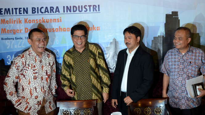 Direktur Utama PT Bank Negara Indonesia Tbk, Gatot M.Suwondo (dua kiri) saat menghadiri diskusi dengan tema 