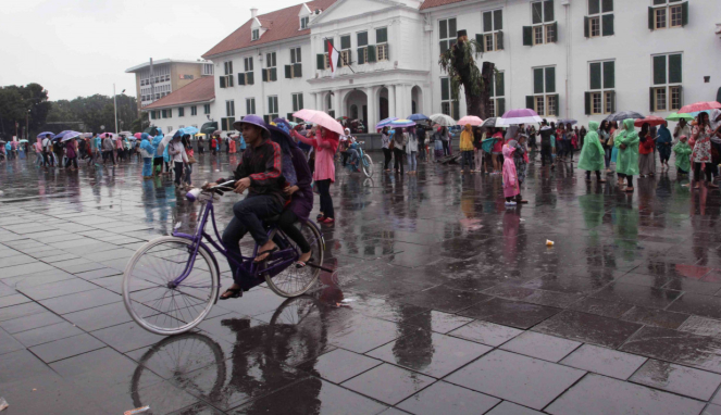 Libur Imlek, Kota Tua Tetap Ramai Wisatawan Meski Diguyur Hujan