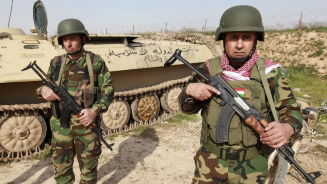 Pejuang Peshmerga berjaga di luat kota Mosul.