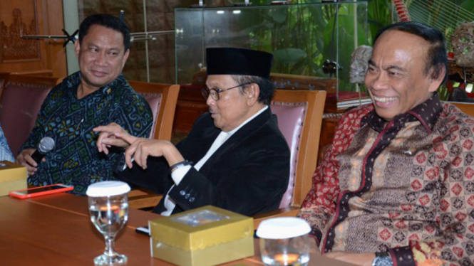 Ketua Komisi V DPR Farry Djemi Francis menemui Prof. BJ. Habibie