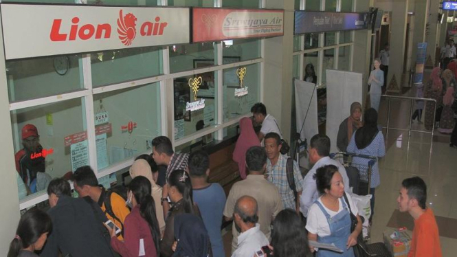 Penumpang Lion Air di Bandara Adi Sumarmo, Solo, Jawa Tengah.