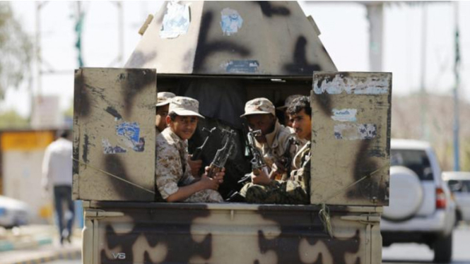 Pasukan Houthi melakukan patroli di Sanaa