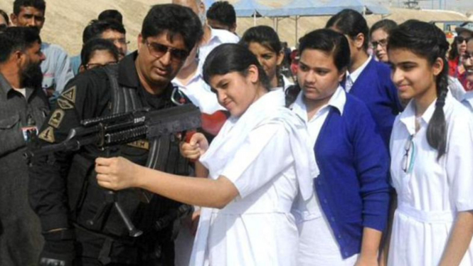 Pelajar sekolah di Pakistan dilatih cara menggunakan senjata