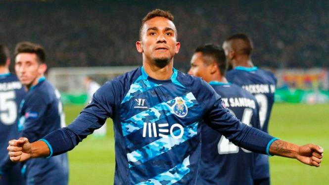 Pemain Porto, Danilo, usai cetak gol di Europa League.